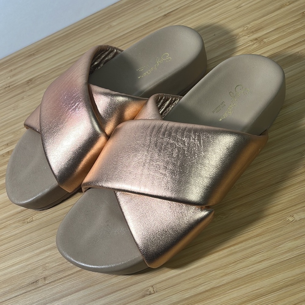 NWT Seychelles Heartfelt Metallic Slide Sandal Rose Gold Size 8
